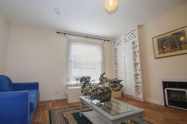  Image of 1 bedroom Flat to rent in High Street Crediton EX17 at 105 High Street  Crediton, EX17 3LF