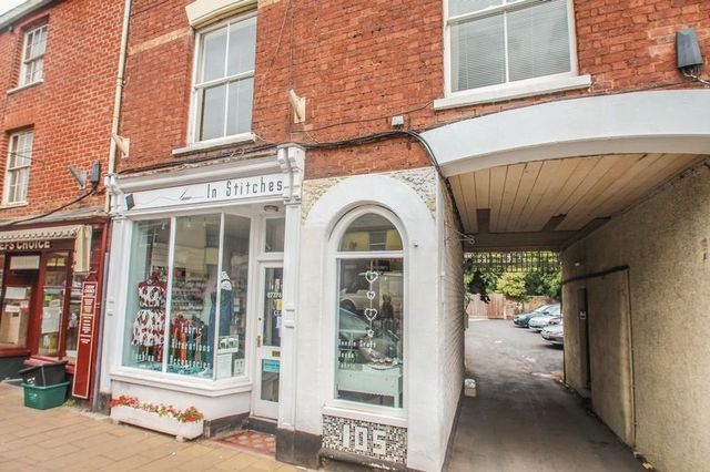 Image of 1 bedroom Flat to rent in High Street Crediton EX17 at 105 High Street  Crediton, EX17 3LF