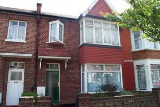  Image of 1 bedroom Flat for sale in Fleetwood Avenue Westcliff-on-Sea SS0 at WESTCLIFF ON SEA, SS0 9RA