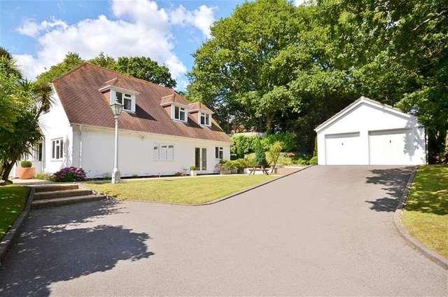  Image of 4 bedroom Detached house for sale in Fontley Road Titchfield Fareham PO15 at Titchfield Fareham Fareham, PO15 6QX