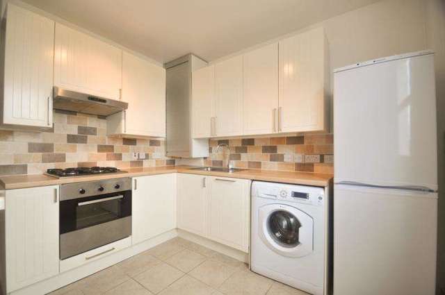  Image of 2 bedroom Flat to rent in Fortescue Road Colliers Wood London SW19 at London  Colliers Wood, SW19 2EA