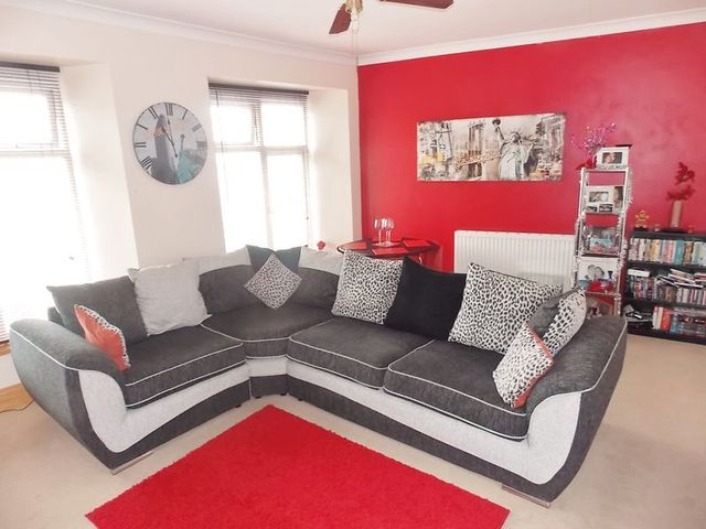  Image of 2 bedroom Flat for sale in Fortuneswell Portland DT5 at Fortuneswell  PORTLAND, DT5 1LZ