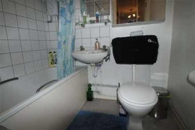  Image of 1 bedroom Flat to rent in Gallosson Road London SE18 at London, SE18 1QY
