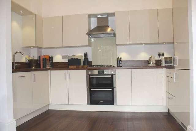  Image of 2 bedroom Apartment to rent in Glanville Way Epsom KT19 at Dartford Court Glanville Way Epsom, KT19 8HQ