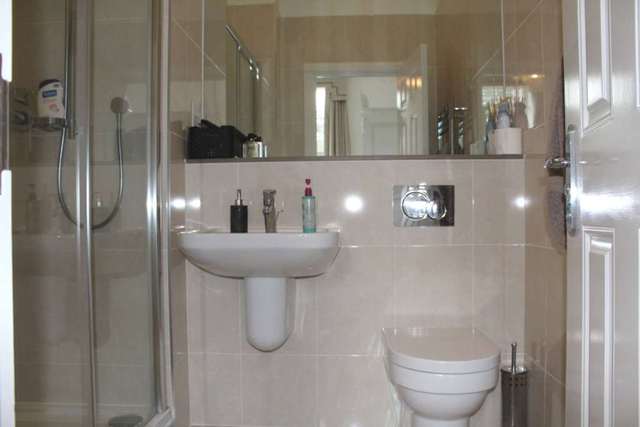  Image of 2 bedroom Apartment to rent in Glanville Way Epsom KT19 at Dartford Court Glanville Way Epsom, KT19 8HQ
