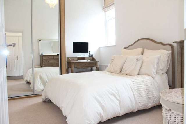  Image of 2 bedroom Apartment to rent in Glanville Way Epsom KT19 at Dartford Court Glanville Way Epsom, KT19 8HQ