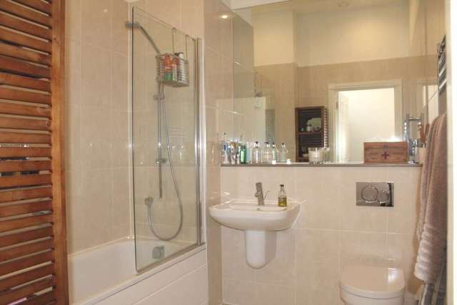  Image of 2 bedroom Apartment to rent in Glanville Way Epsom KT19 at Dartford Court Glanville Way Epsom, KT19 8HQ