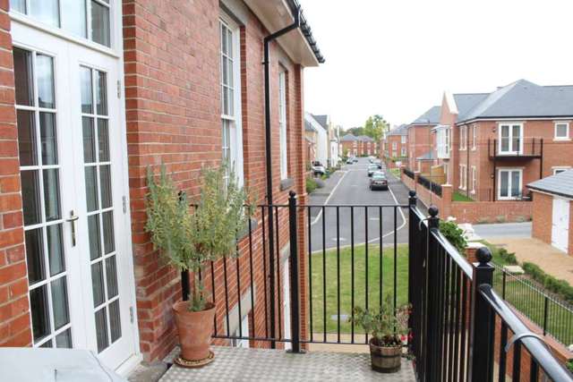  Image of 2 bedroom Apartment to rent in Glanville Way Epsom KT19 at Dartford Court Glanville Way Epsom, KT19 8HQ