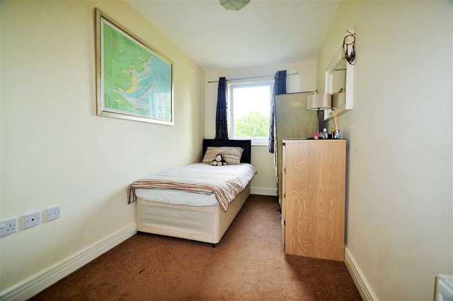  Image of 2 bedroom Apartment to rent in Greenview Drive London SW20 at Raynes Park, SW20 9DS