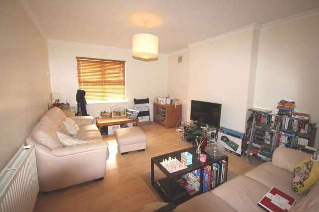  Image of 3 bedroom Flat to rent in Colney Hatch Lane London N10 at Colney Hatch Lane Muswell Hill London, N10 1DU