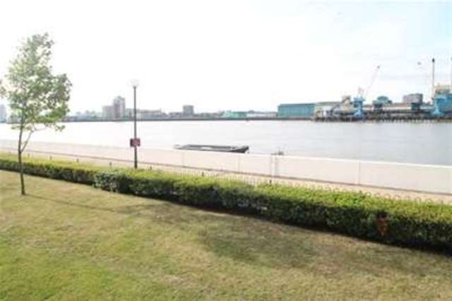  Image of 2 bedroom Flat to rent in Harlinger Street London SE18 at London, SE18 5SR