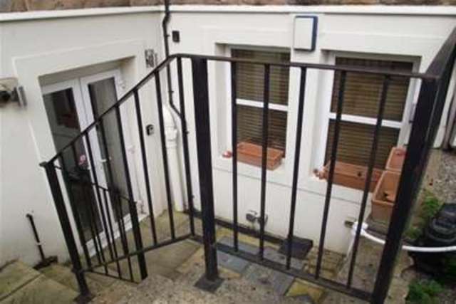  Image of 2 bedroom Flat to rent in Harlow Moor Drive Harrogate HG2 at Harrogate, HG2 0JX