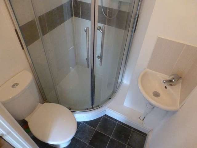  Image of Flat to rent in Hewlett Road Cheltenham GL52 at Cheltenham Gloucestershire, GL52 6AB