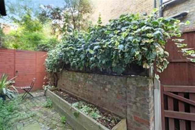  Image of 1 bedroom Flat to rent in Juer Street London SW11 at London, SW11 4RF