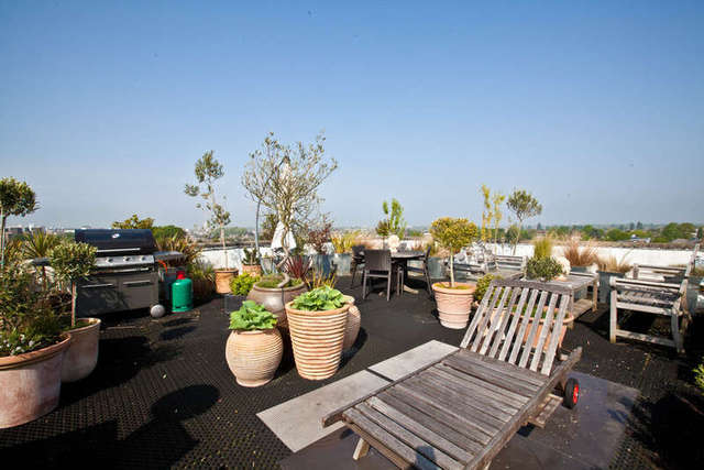  Image of 3 bedroom Flat for sale in Kingston Hill Kingston upon Thames KT2 at Surrey  Kingston upon Thames, KT2 7QH