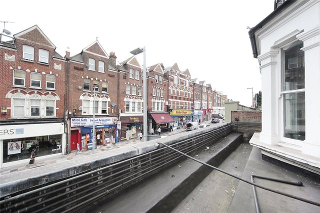  Image of 1 bedroom Flat to rent in Lavender Hill London SW11 at Battersea London Clapham Junction, SW11 1LN