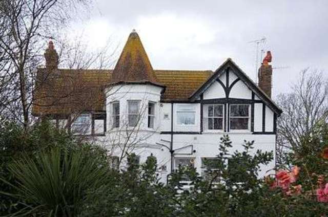  Image of 2 bedroom Flat for sale in Hastings Road Bexhill-on-Sea TN40 at 38 Hastings Road  Bexhill On Sea, TN40 2NH