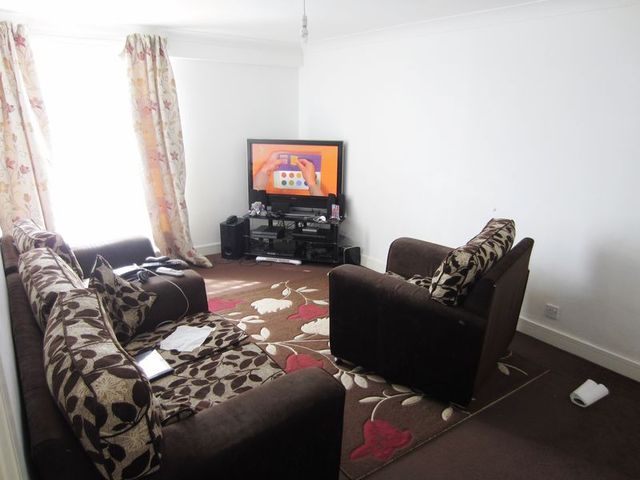  Image of 3 bedroom Terraced house to rent in Little Hill Way Quinton Birmingham B32 at Little Hill Way  Birmingham, B32 3RZ