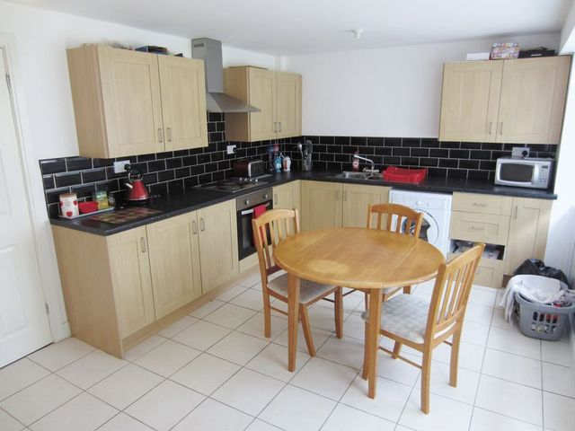  Image of 3 bedroom Terraced house to rent in Little Hill Way Quinton Birmingham B32 at Little Hill Way  Birmingham, B32 3RZ