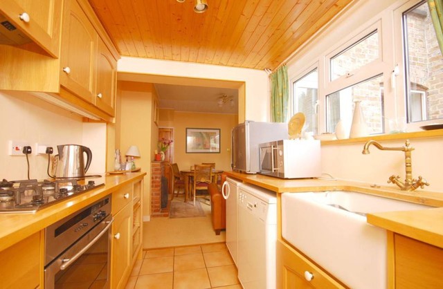  Image of 2 bedroom Terraced house to rent in Ludlow Road Guildford GU2 at Guildford, GU2 7NW
