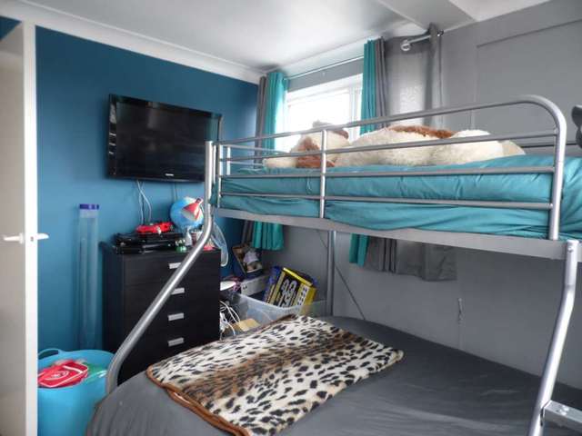  Image of 3 bedroom Maisonette to rent in Manor Court Manor Road Benfleet SS7 at Manor Road  Benfleet, SS7 4HT