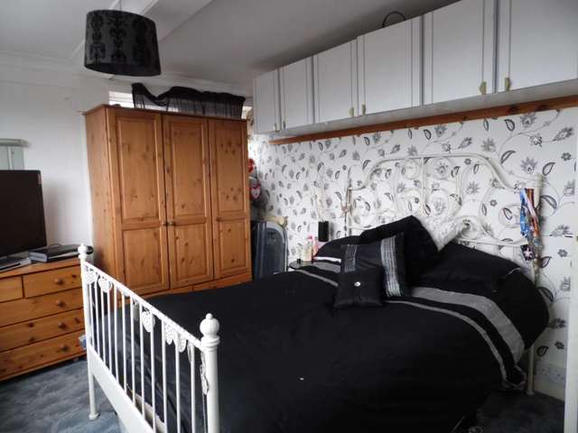  Image of 3 bedroom Maisonette to rent in Manor Court Manor Road Benfleet SS7 at Manor Road  Benfleet, SS7 4HT