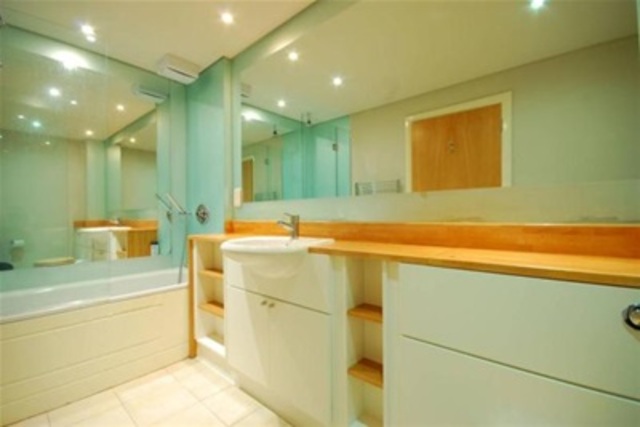 Image of 2 bedroom Flat to rent in Marina Place Hampton Wick Kingston upon Thames KT1 at Kingston upon Thames, KT1 4BH