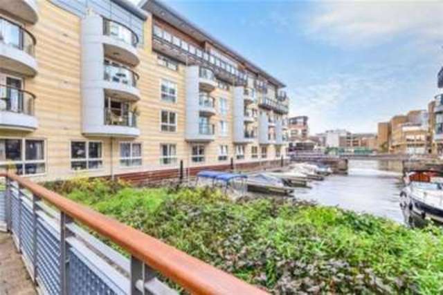  Image of 2 bedroom Flat to rent in Marina Place Hampton Wick Kingston upon Thames KT1 at Kingston upon Thames, KT1 4BH