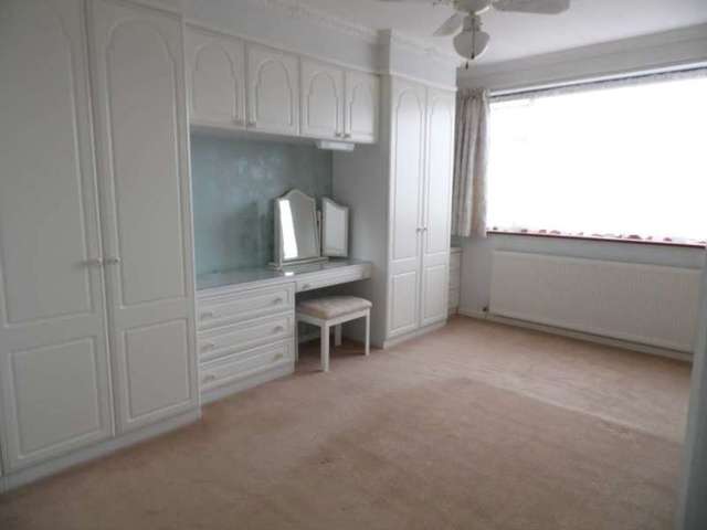  Image of 3 bedroom Semi-Detached house to rent in Meadow Close Benfleet SS7 at Meadow Close Thundersley Benfleet, SS7 3RJ