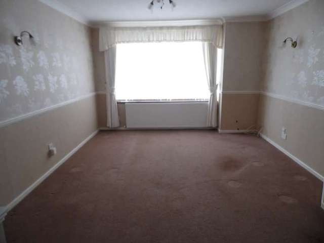  Image of 3 bedroom Semi-Detached house to rent in Meadow Close Benfleet SS7 at Meadow Close Thundersley Benfleet, SS7 3RJ