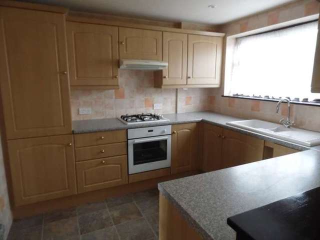  Image of 3 bedroom Semi-Detached house to rent in Meadow Close Benfleet SS7 at Meadow Close Thundersley Benfleet, SS7 3RJ