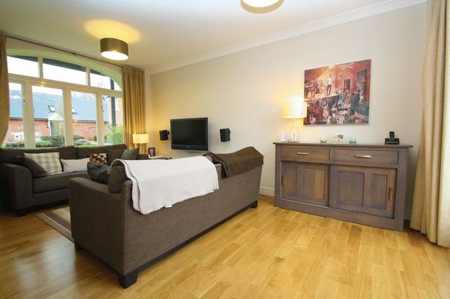  Image of 3 bedroom Mews for sale in Michaelis Road Thame OX9 at Michaelis Road  Thame, OX9 2FB