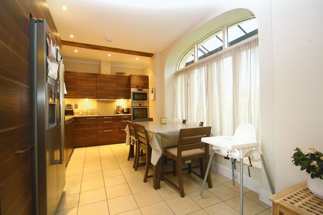  Image of 3 bedroom Mews for sale in Michaelis Road Thame OX9 at Michaelis Road  Thame, OX9 2FB