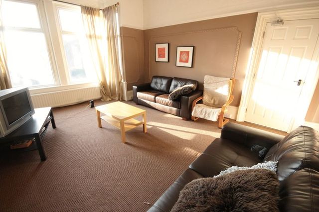  Image of 4 bedroom Detached house to rent in Morris Lane Kirkstall Leeds LS5 at Morris Lane Kirkstall Leeds, LS5 3JD