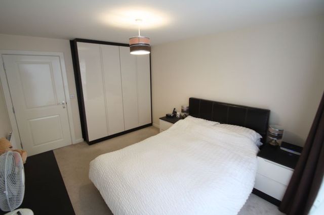  Image of 1 bedroom Flat for sale in Midland Road Hemel Hempstead HP2 at Midland Road  Hemel Hempstead, HP2 5YQ