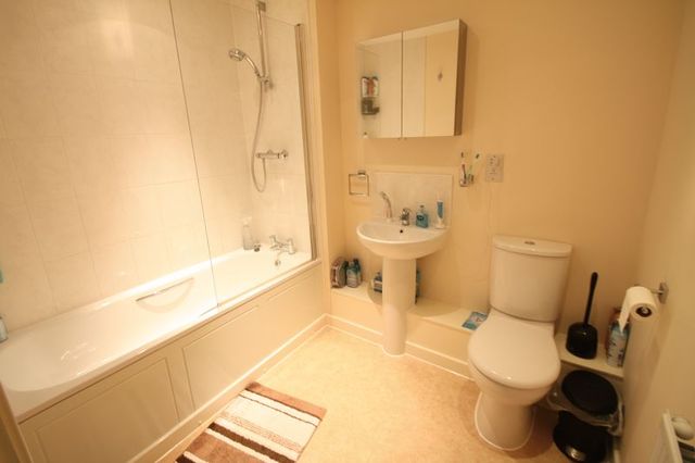  Image of 1 bedroom Flat for sale in Midland Road Hemel Hempstead HP2 at Midland Road  Hemel Hempstead, HP2 5YQ