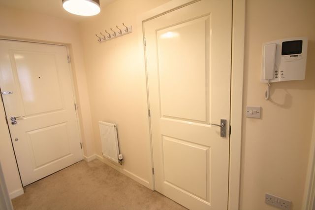  Image of 1 bedroom Flat for sale in Midland Road Hemel Hempstead HP2 at Midland Road  Hemel Hempstead, HP2 5YQ