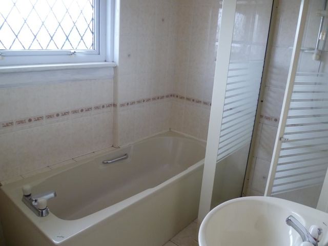 Image of 3 bedroom Flat to rent in Muirfield Drive Glenrothes KY6 at Glenrothes Fife Fife, KY6 2PX