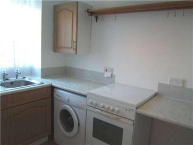  Image of 1 bedroom Flat to rent in Mullards Close Mitcham CR4 at Surrey, CR4 4FF