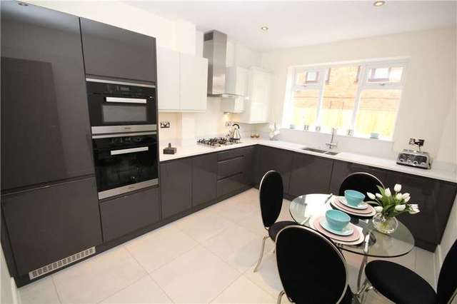  Image of 2 bedroom Flat for sale in Nether Street London N12 at London  Woodside Park, N12 8EU