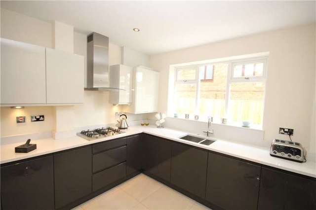  Image of 2 bedroom Flat for sale in Nether Street London N12 at London  Woodside Park, N12 8EU