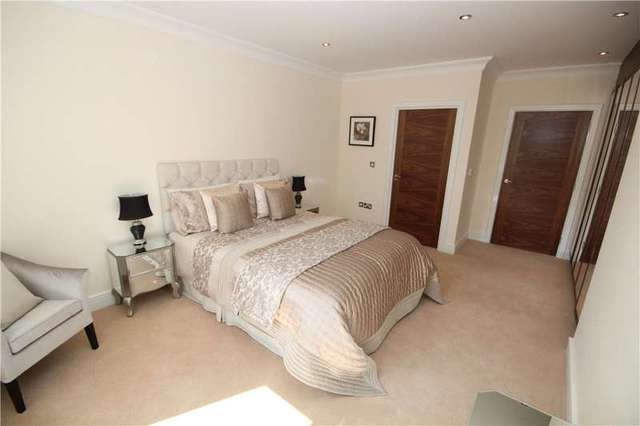  Image of 2 bedroom Flat for sale in Nether Street London N12 at London  Woodside Park, N12 8EU