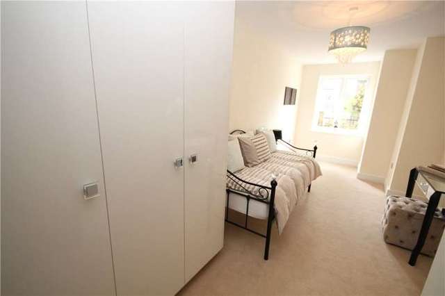  Image of 2 bedroom Flat for sale in Nether Street London N12 at London  Woodside Park, N12 8EU
