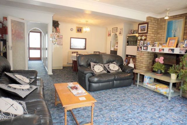  Image of 3 bedroom Detached house for sale in New Meadow Aylesbury HP21 at New Meadow  Aylesbury, HP21 7AW