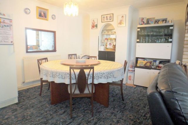  Image of 3 bedroom Detached house for sale in New Meadow Aylesbury HP21 at New Meadow  Aylesbury, HP21 7AW