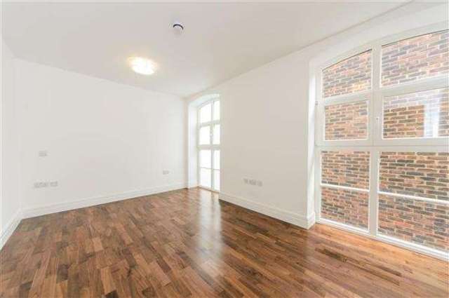 Image of 4 bedroom Apartment to rent in North Road Brentford TW8 at North Road  Brentford, TW8 0BJ