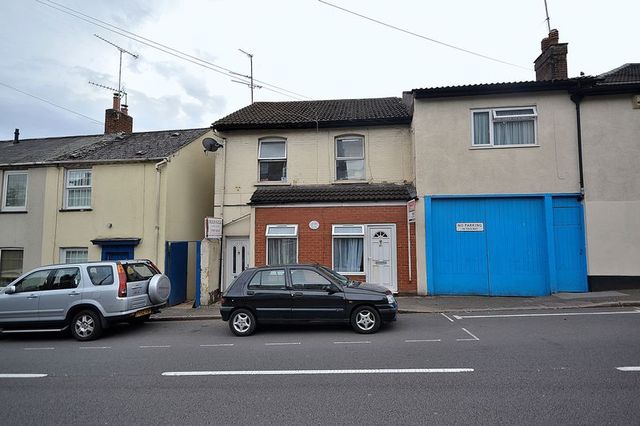  Image of 2 bedroom Flat for sale in Old Road Leighton Buzzard LU7 at Old Road  Linslade, LU7 2RB