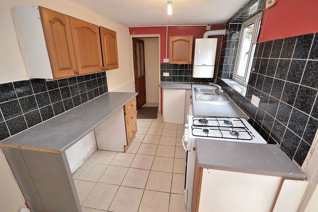  Image of 2 bedroom Flat for sale in Old Road Leighton Buzzard LU7 at Old Road  Linslade, LU7 2RB