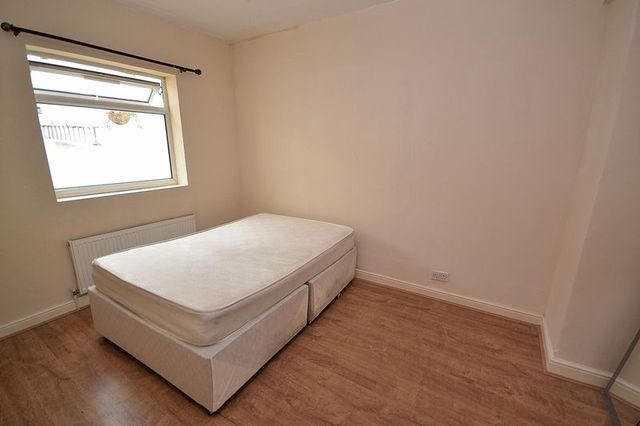  Image of 2 bedroom Flat for sale in Old Road Leighton Buzzard LU7 at Old Road  Linslade, LU7 2RB