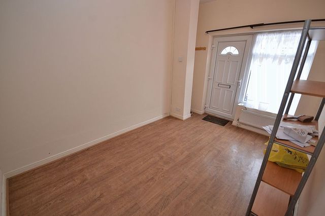  Image of 2 bedroom Flat for sale in Old Road Leighton Buzzard LU7 at Old Road  Linslade, LU7 2RB